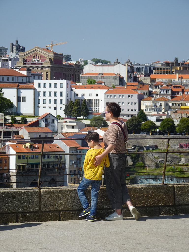 Miaomiao and Max at the Miradouro da Serra do Pilar viewing point at the Largo Aviz square, with a view on the east side of Porto