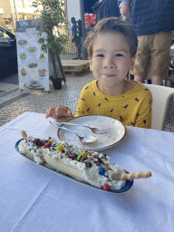 Max eating ice cream at the terrace of the Caffè Italia Gaia restaurant at the Avenida da República street