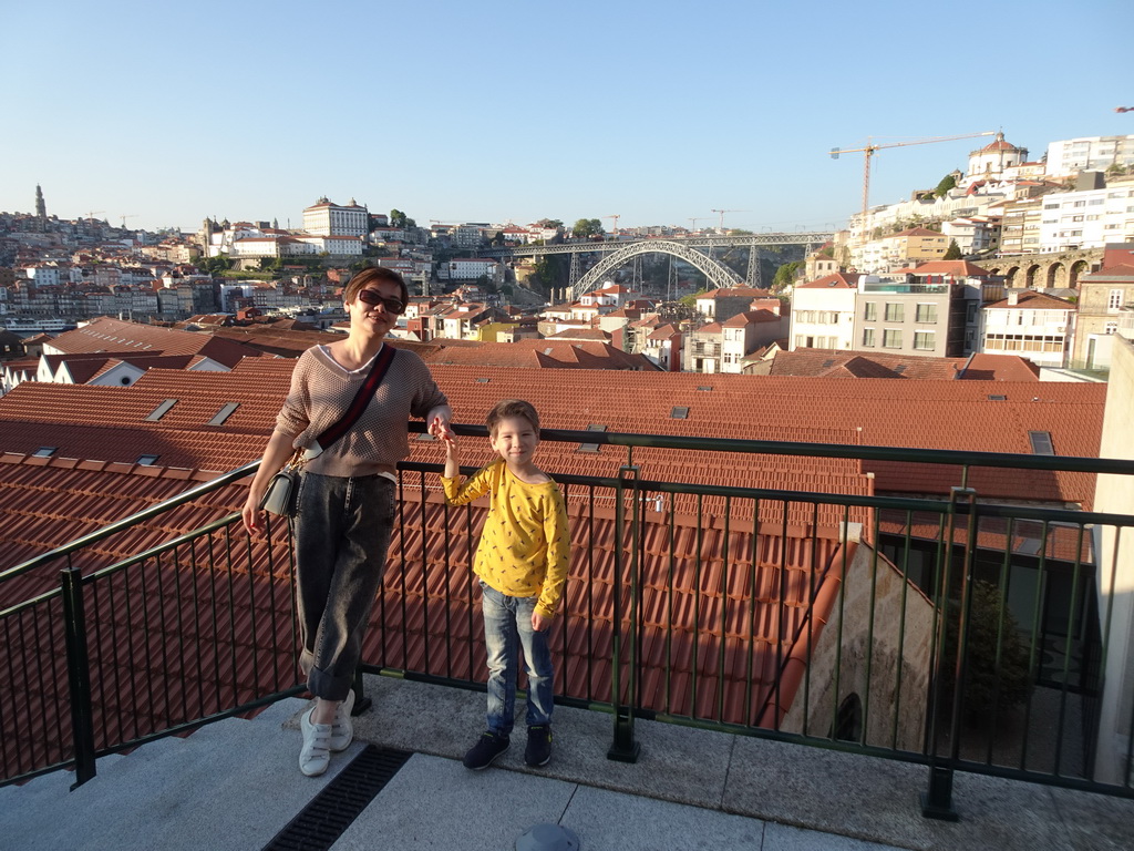 Miaomiao and Max at the Main Square at the WOW Cultural District, with a view on the Ponte Luís I bridge over the Douro river, the Mosteiro da Serra do Pilar monastery and Porto with the Torre dos Clérigos tower, the Igreja dos Grilos church and the Paço Episcopal do Porto palace