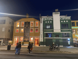 Front of buildings at the Avenida de Diogo Leite street, by night