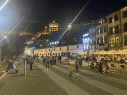 Miaomiao and Max at the Avenida de Diogo Leite street, with a view on the Mosteiro da Serra do Pilar monastery, by night