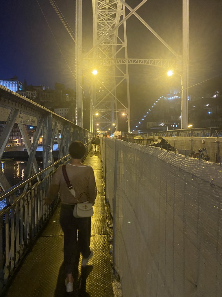 Miaomiao crossing the lower level of the Ponte Luís I bridge over the Douro river to Porto, by night