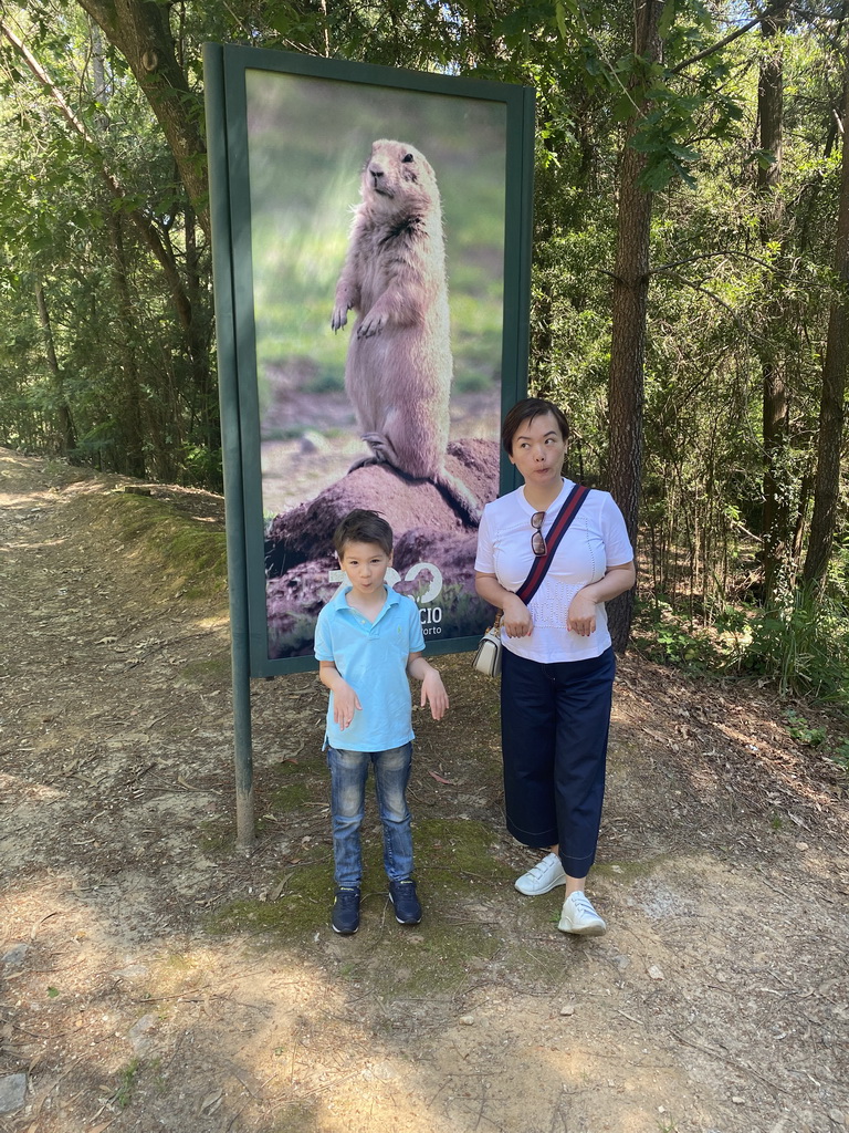 Miaomiao and Max with a sign with a photo of a Prairie Dog at the entrance road to the Zoo Santo Inácio