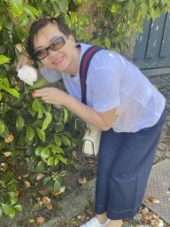 Miaomiao with a flower at the entrance to the Zoo Santo Inácio