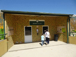 Miaomiao and Max in front of the Reptile House at the Zoo Santo Inácio