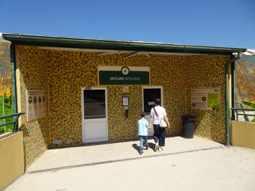 Miaomiao and Max in front of the Reptile House at the Zoo Santo Inácio