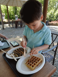 Max eating waffles at the terrace of the Snack Bar at the Zoo Santo Inácio