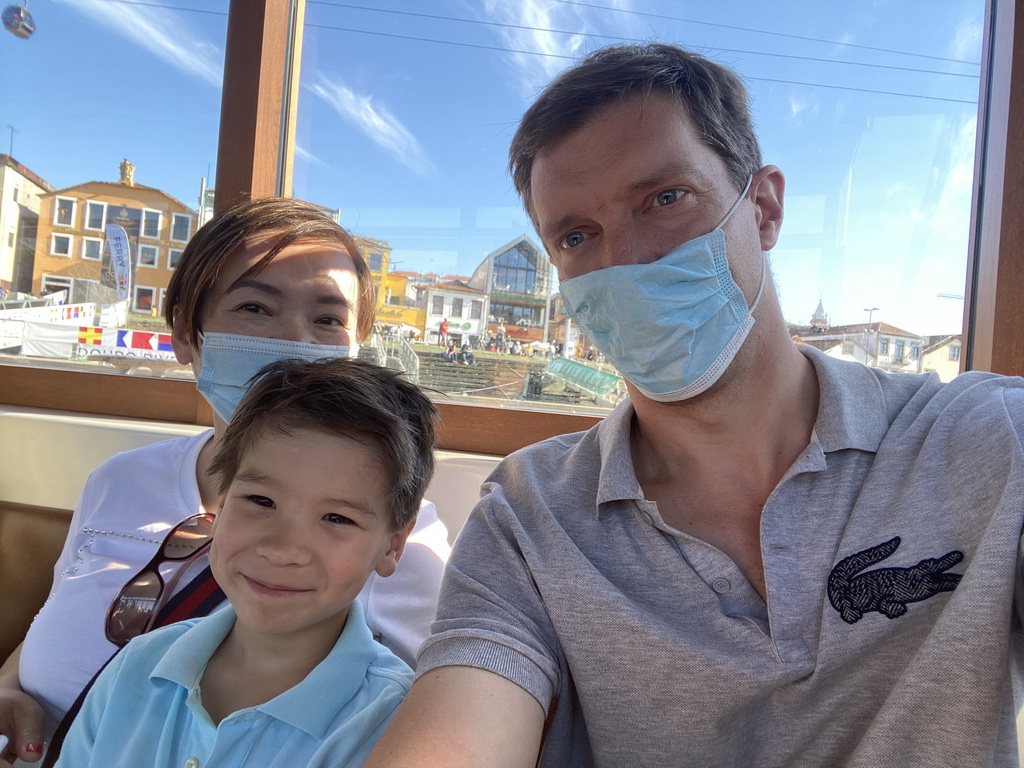 Tim, Miaomiao and Max at the ferry over the Douro river, with a view on the Avenida de Diogo Leite street