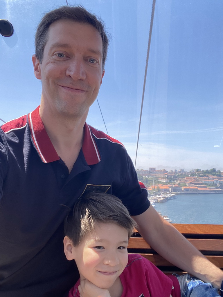 Tim and Max at the Gaia Cable Car, with a view on the Douro river and the Avenida de Ramos Pinto street