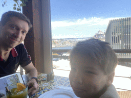 Tim and Max at the Sancho Panza restaurant, with a view on the Ponte Luís I bridge over the Douro river and the Mosteiro da Serra do Pilar monastery