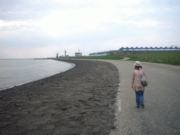 Miaomiao and a view on Vlissingen from the Piet Heinkade, with the Oranjemolen windmill and the watchtower of the Arsenaal