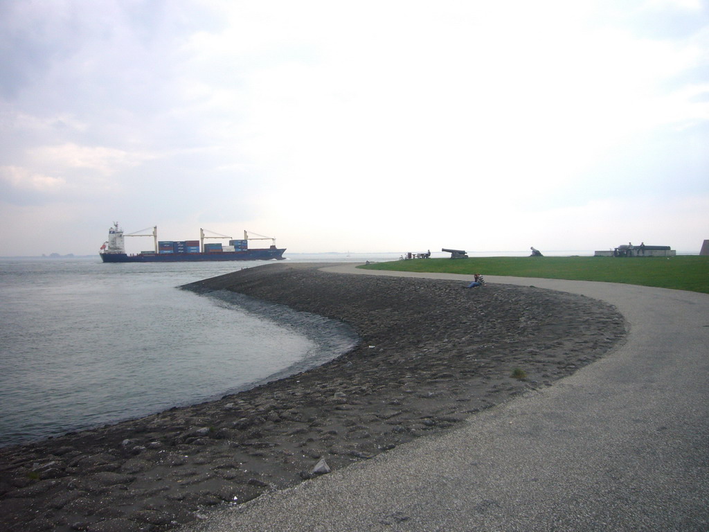 Cannons and a boat at the Oranjedijk