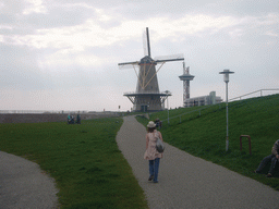 Miaomiao at the Oranjedijk, with the Oranjemolen windmill