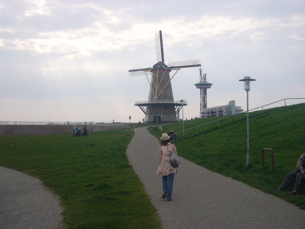 Miaomiao at the Oranjedijk, with the Oranjemolen windmill