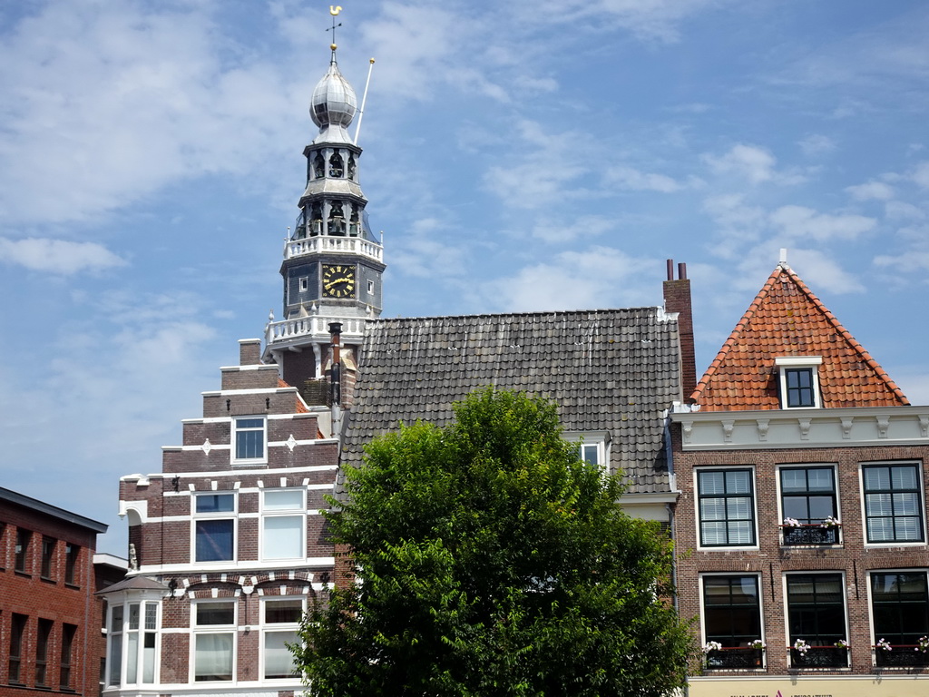 Facades of houses at the northeast side of the Bellamypark and the tower of the St. James the Great Church