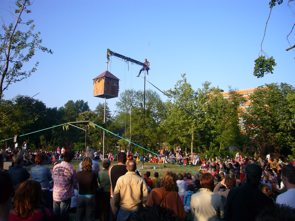 Acrobat at the Torckpark during the Liberation Day festivities