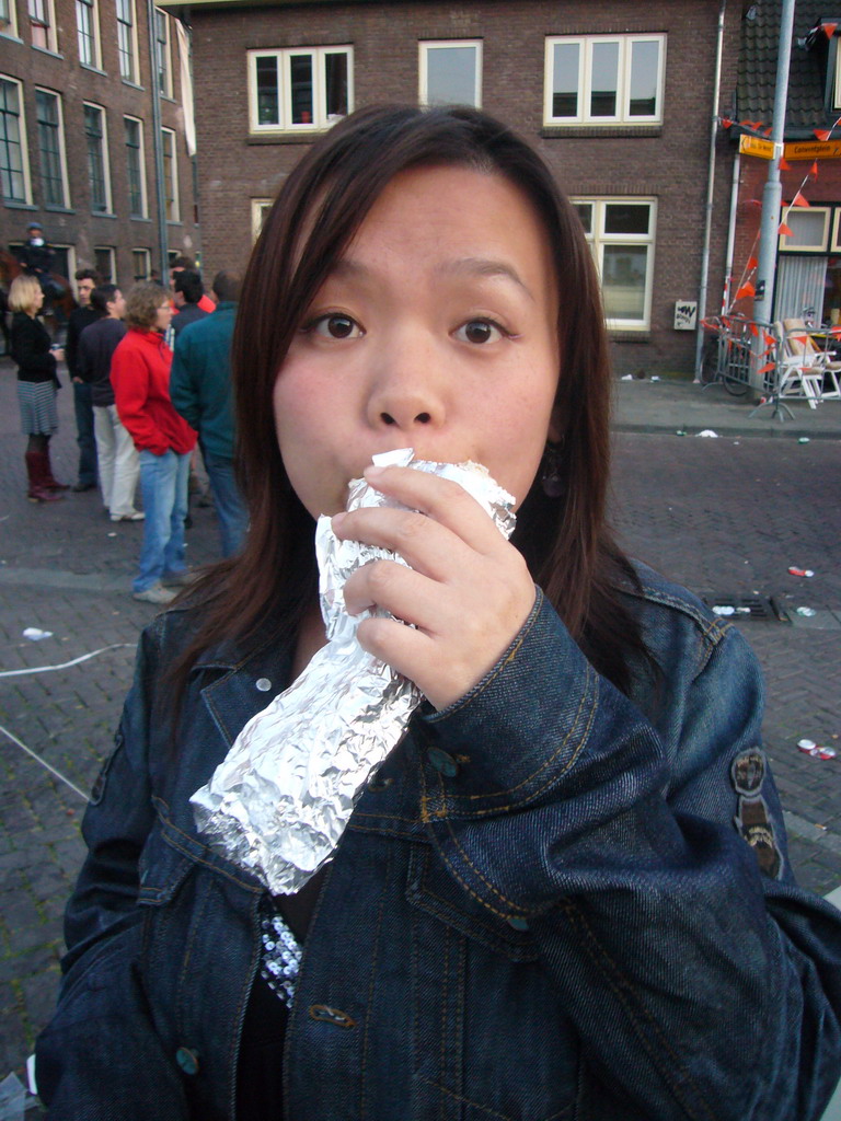 Miaomiao having a snack in the city center during the Liberation Day festivities