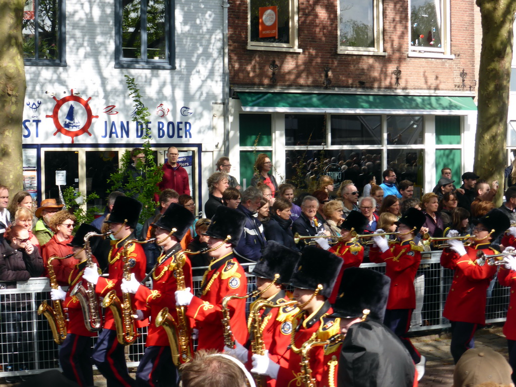 Fanfare at the Stationsstraat street, during the Liberation Day procession