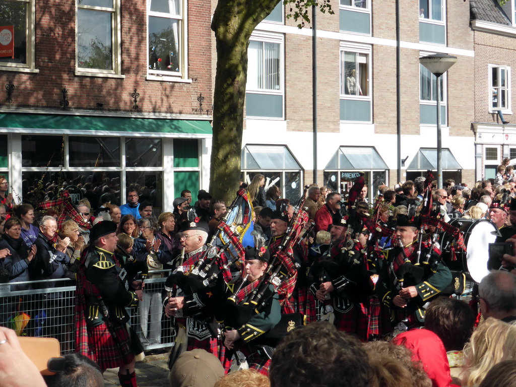 Bagpipe players at the Stationsstraat street, during the Liberation Day procession