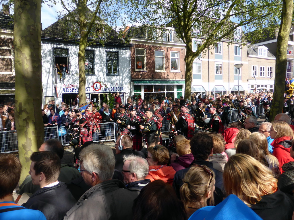 Bagpipe players at the Stationsstraat street, during the Liberation Day procession