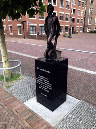 The `Het Landbouwertje` statue at the Salverdaplein square