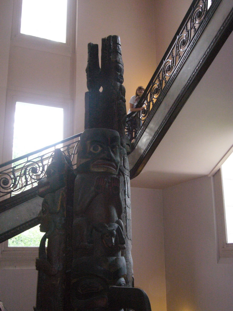 Miaomiao and totem poles in the National Museum of Natural History