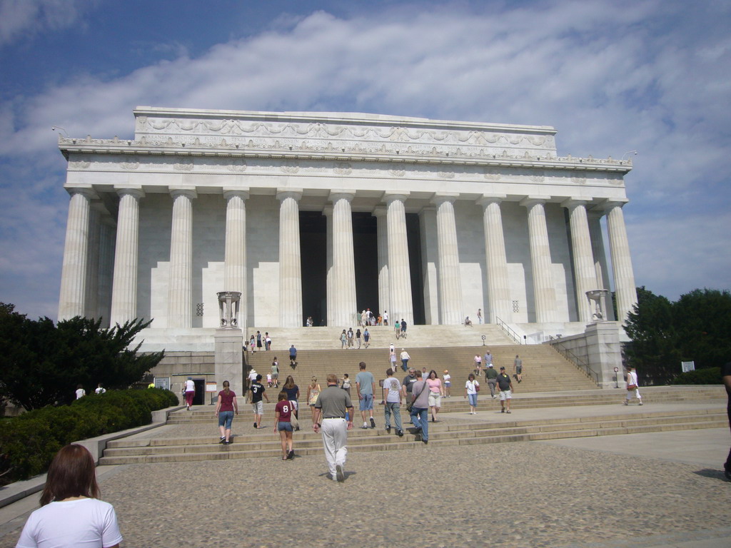 Miaomiao at the Lincoln Memorial