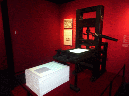 Hand Press at the Lower Floor of the Mémorial 1815 museum, with explanation