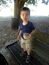 Max with chips on a bench near the Lion`s Mound