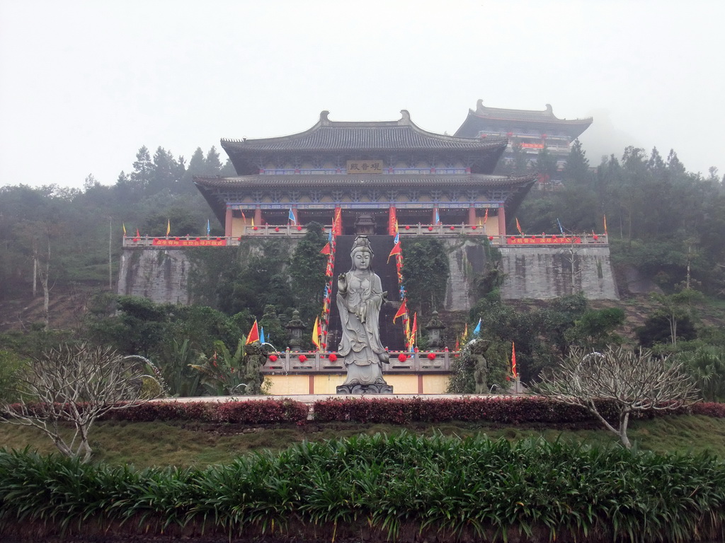 Buddha statue and the eastern staircase to the Yuchan Palace at the Hainan Wenbifeng Taoism Park