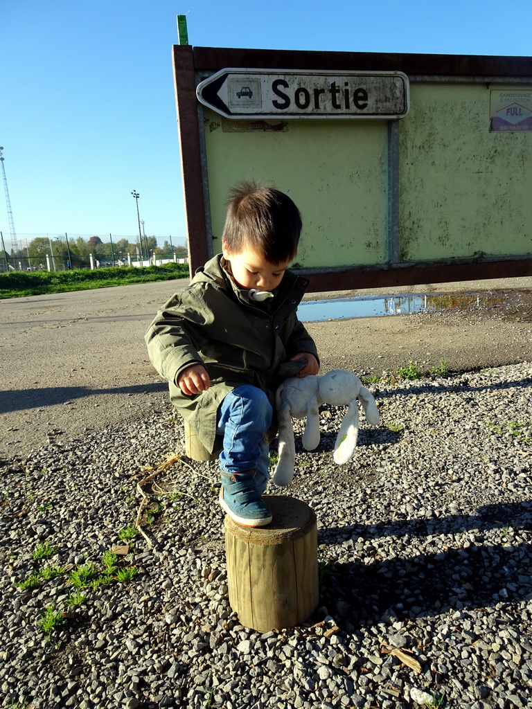 Max at the parking place of the Labyrinth of Barvaux-sur-Ourthe