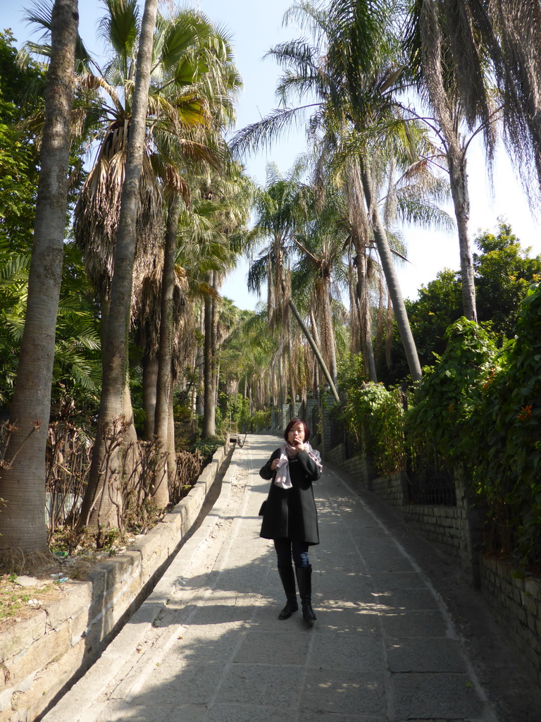 Miaomiao eating fruit at Jishan Road at Gulangyu Island