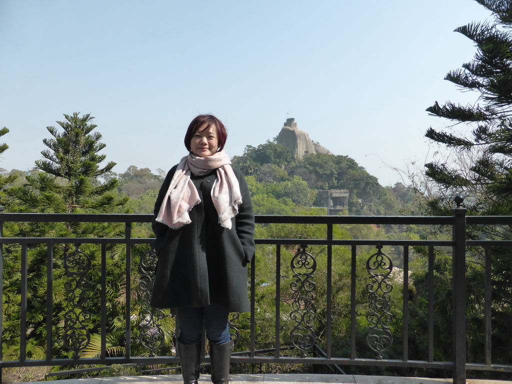 Miaomiao at a viewing point at the Qinyuan Garden at Gulangyu Island, with a view on Sunlight Rock