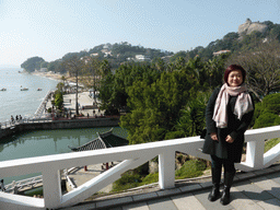 Miaomiao at the path to the Piano Museum at Gulangyu Island, with a view on the Forty-Four Bridge, Gangzaihou Beach and Sunshine Rock