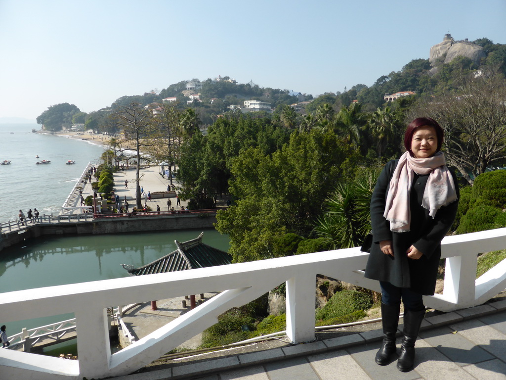 Miaomiao at the path to the Piano Museum at Gulangyu Island, with a view on the Forty-Four Bridge, Gangzaihou Beach and Sunshine Rock