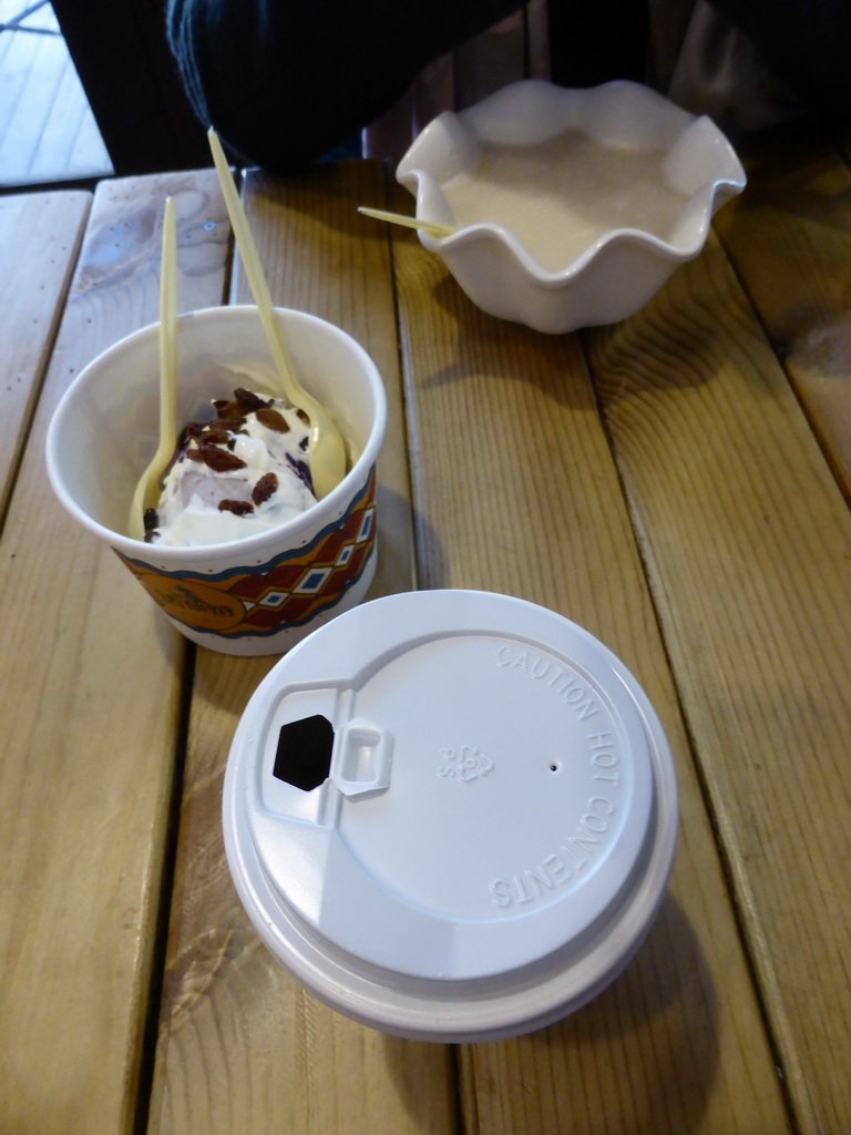 Icecream and tea in a restaurant at Zhonghua Road at Gulangyu Island