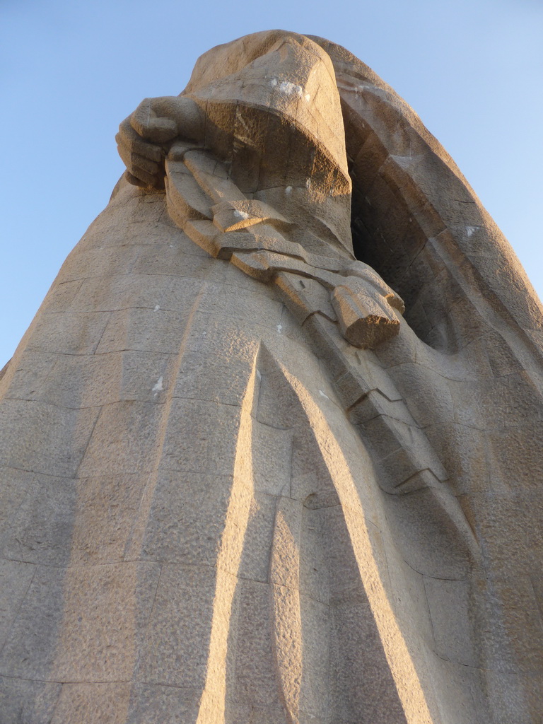 Left side of the large statue of Zheng Chenggong on Fuding Rock at the Haoyue Park at Gulangyu Island