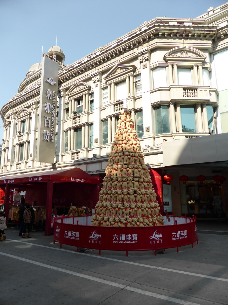 Tower of teddy bears in front of the Laiya department store at the Zhongshan Road Pedestrian Street