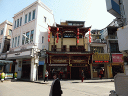 Miaomiao in front of the Yuanxiangkou Yuwanpu restaurant at the crossing of the Zhongshan Road Pedestrian Street and Qiaoting Street