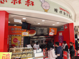 Miaomiao in front of the Uncle Tetsu cheesecake shop at Siming South Road