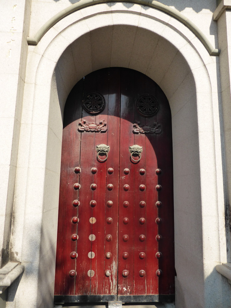 Right door in the entrance gate to the Nanputuo Temple