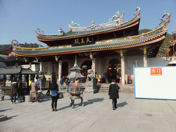 Miaomiao with incense burners in front of the Hall of Heavenly Kings of the Nanputuo Temple