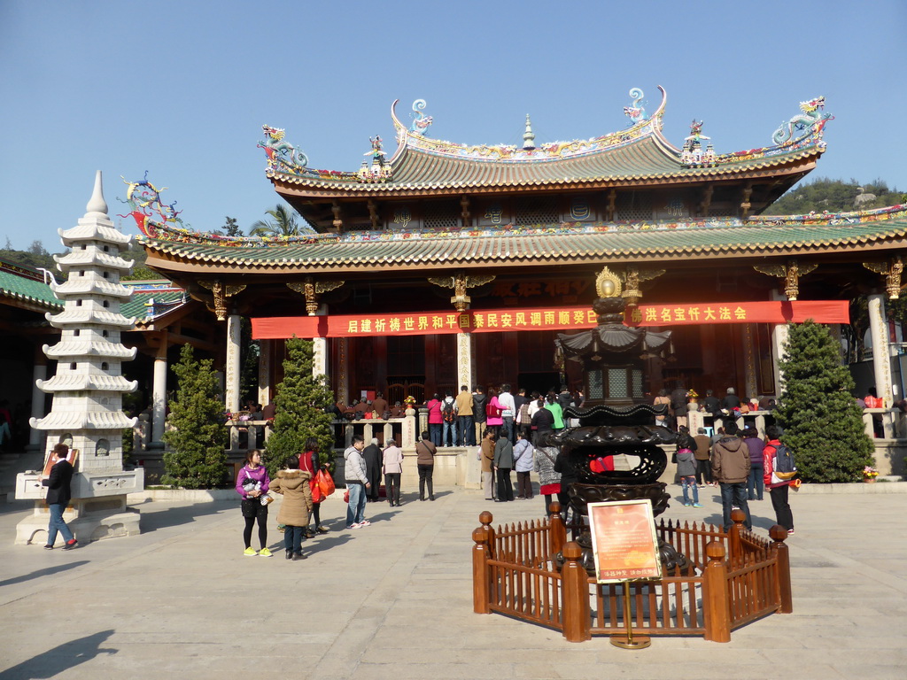 Incense burner and pagoda in front of the Mahavira Hall of the Nanputuo Temple