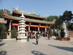 Incense burner and pagodas in front of the Mahavira Hall of the Nanputuo Temple