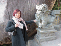 Miaomiao with a lion sculpture at the back side of the Nanputuo Temple
