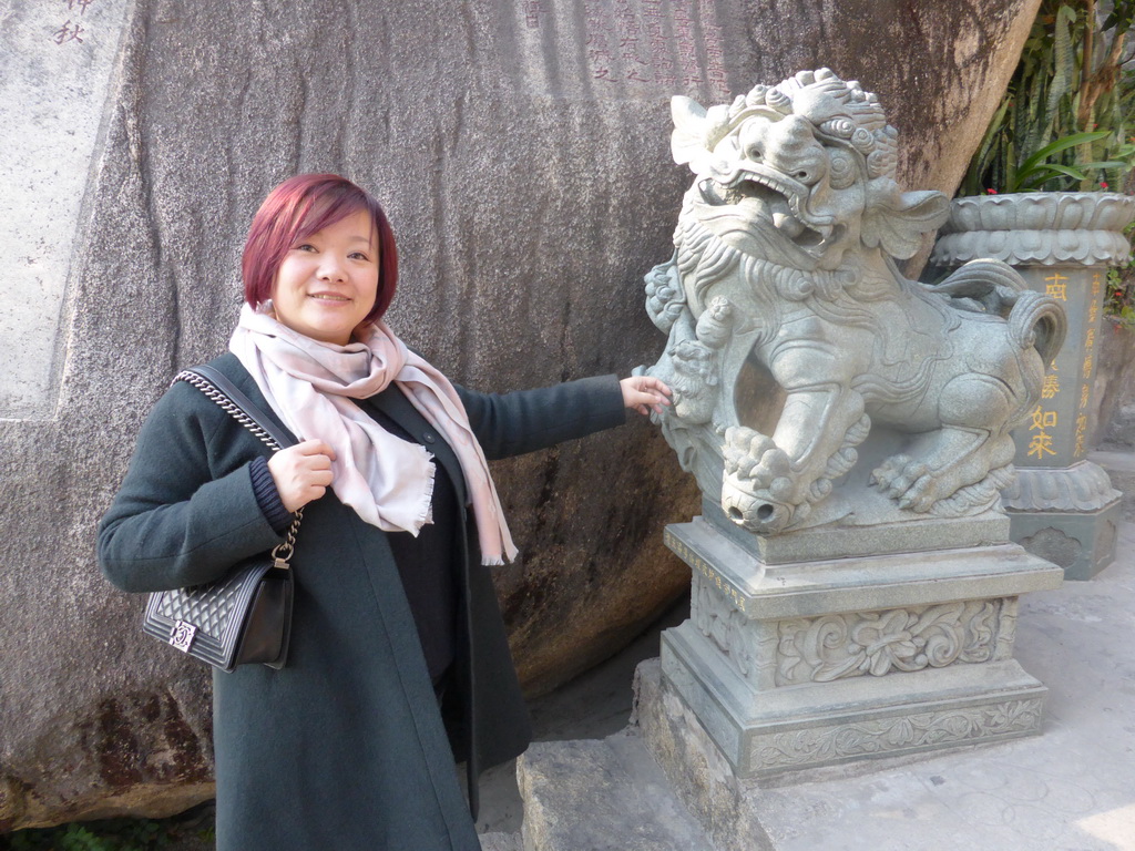 Miaomiao with a lion sculpture at the back side of the Nanputuo Temple