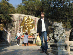 Tim with a lion sculpture and an altar at the back side of the Nanputuo Temple