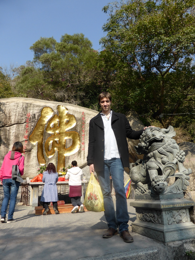 Tim with a lion sculpture and an altar at the back side of the Nanputuo Temple