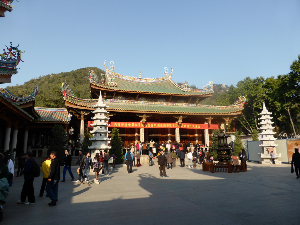 Incense burner and pagodas in front of the Mahavira Hall of the Nanputuo Temple