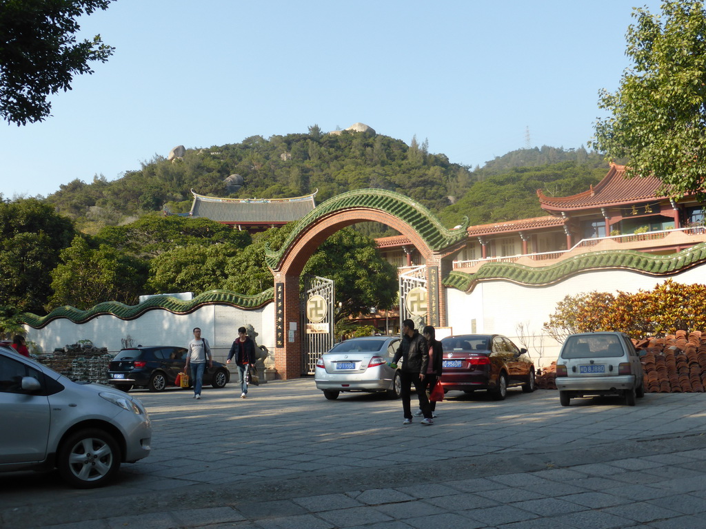 Entrance gate to the Charitable Building of the Nanputuo Temple